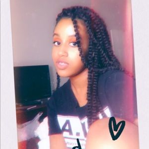 Meet your Posher, Adrienne